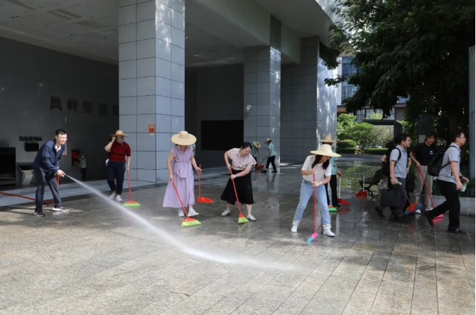 南寧交投集團(tuán)持續(xù)開展周五大掃除專項行動 筑牢健康防線